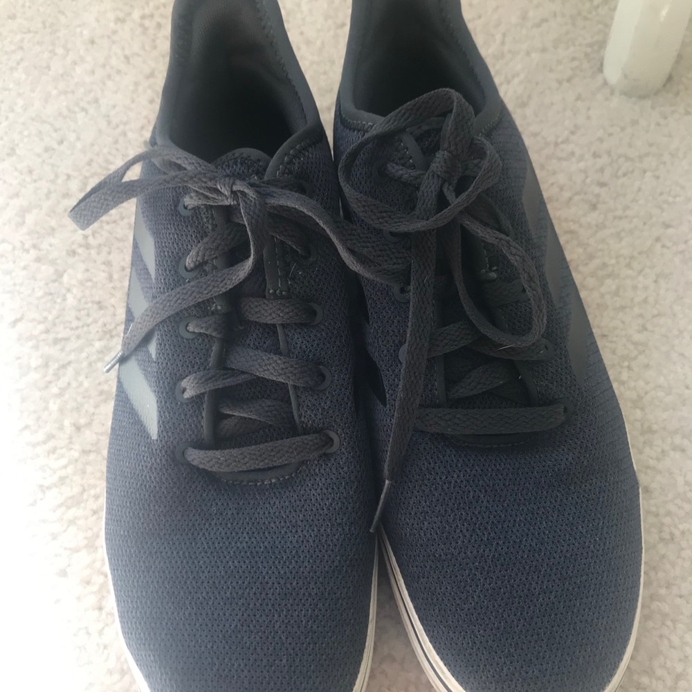 Men’s Adidas Navy shoes..sz 9